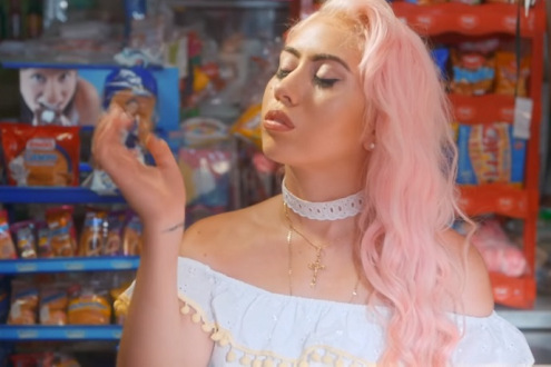 Kali Uchis “Ridin Round” Video
