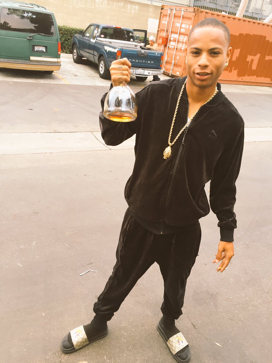 Earl Swavey Ft. AzSwaye & FROSTYDASNOWMANN “Off The Poe” PROD. PAUPA